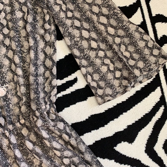 Show Me Your MuMu “Tillie Tie” Snake Print LaceUp Romper Size Large - Picture 10 of 16